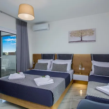 Deluxe 2* Hriszí Aktí Haniá